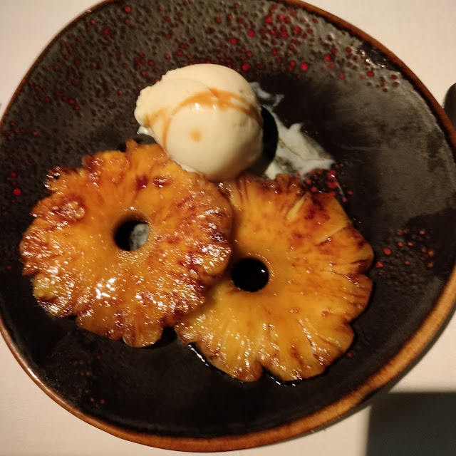 Piña Asada Con Helado de Vainilla