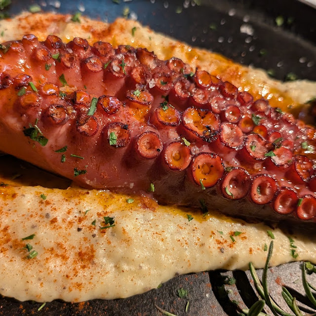 Pulpo A Las Brasas Con Puré de Patatas Y Ajada