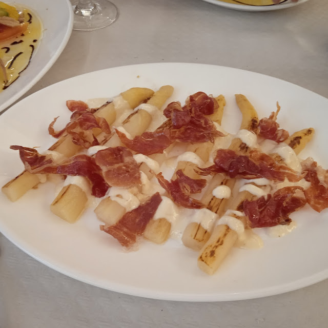 Fritura de Espárragos Con Jamón En Salsa de Queso