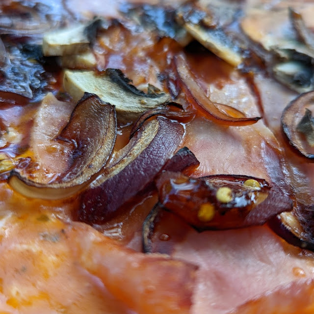 Pizza Mit Zwiebeln Champignons Und Scharfer Salami