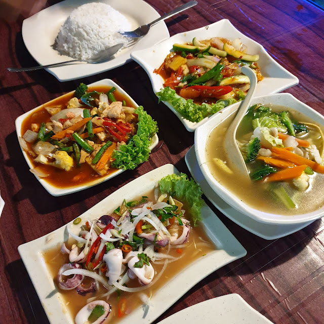Paprik Ayam Telur Bistik Sup Sayur Dan Kerabu Sotong