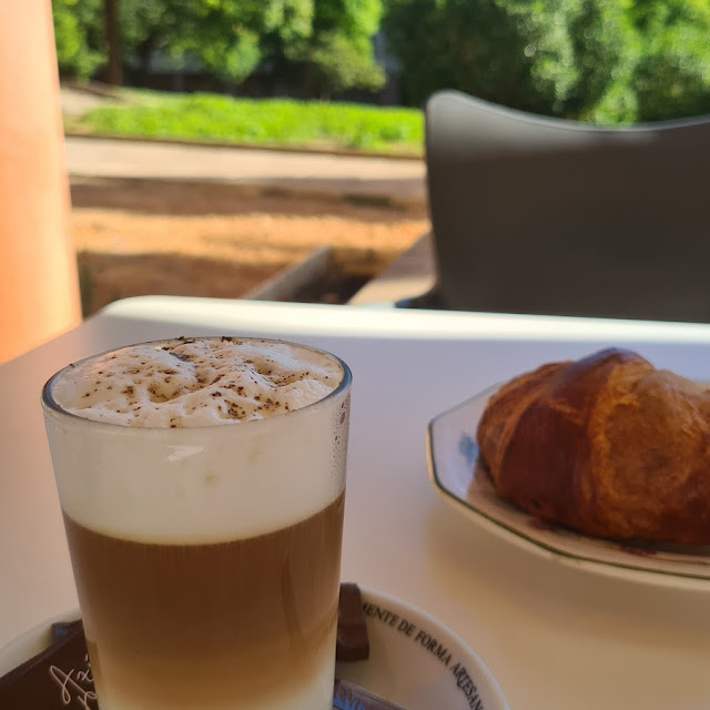 Café Con Leche Y Croisan