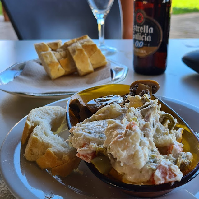 Ensaladilla Y Champiñones Salteados