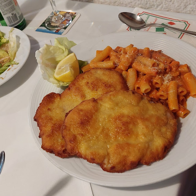 Schnitzel Mit Riagatoni Und Salat
