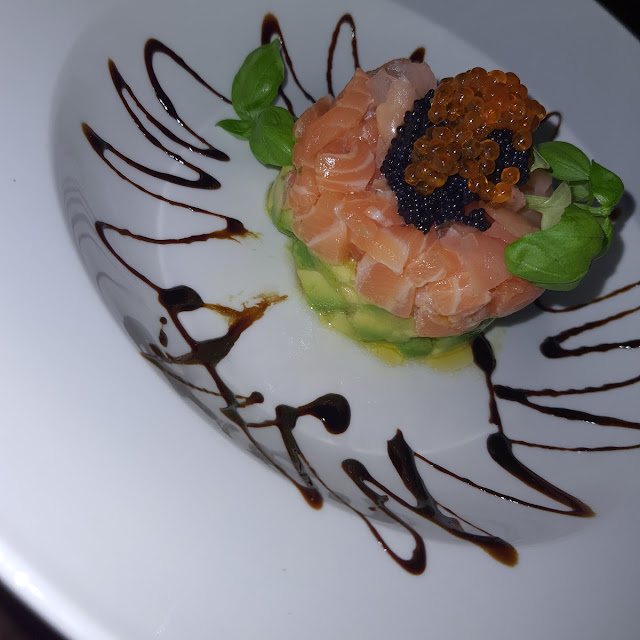 Lachstatar Auf Avocado