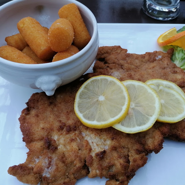 Schweineschnitzel Mit Kroketten Und Salat