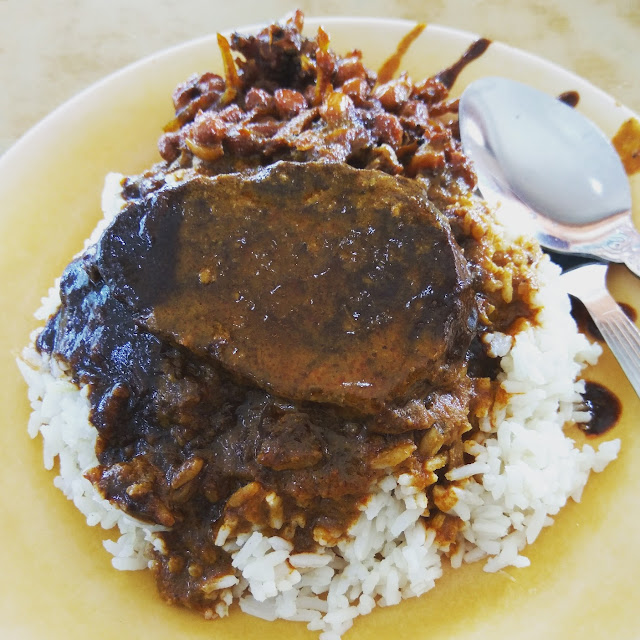 Daging Masak Hitam Kacang Ikan Bilis Kuah Campur