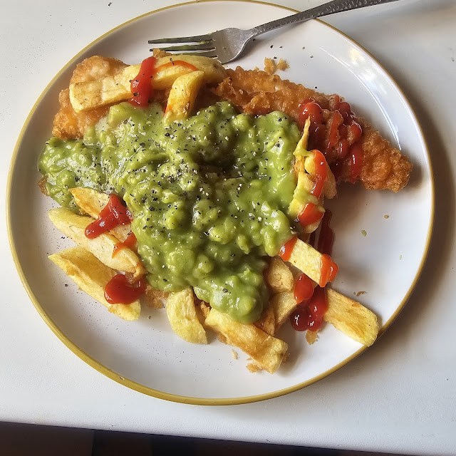 Fish Few Chips Peas Tomato Ketchup