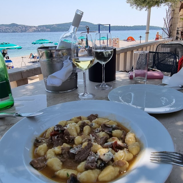 À La Korčula Makaruni Segetski Dvori S Dalmatinskim Kozicama I Bosiljkom