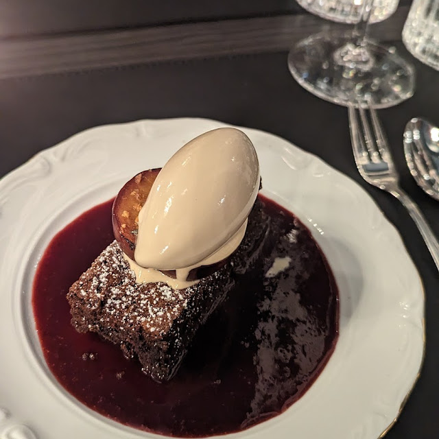 Schokoladenkuchen Mit Weißem Espressoeis