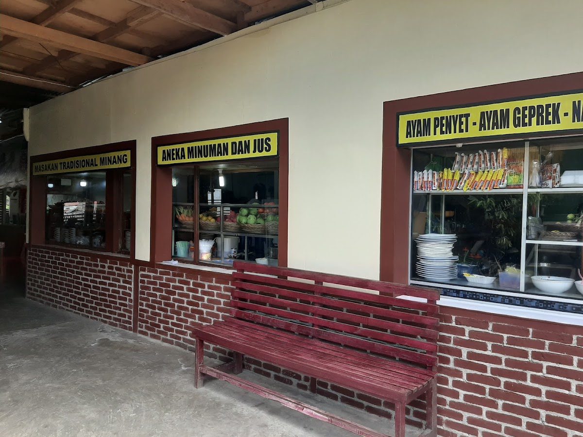 Rumah Makan 'Mak Sari'