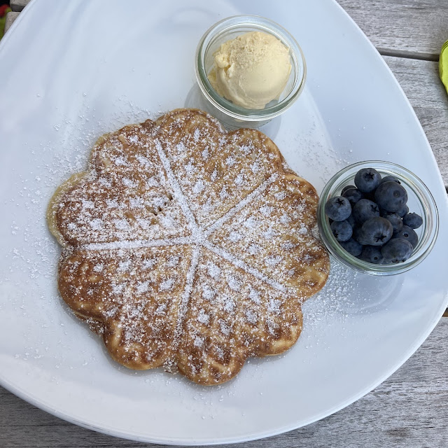 Waffel Mit Kugel Vanille Eis Und Pflaumenmus Dazu Heißen Kakao Mit Sahne