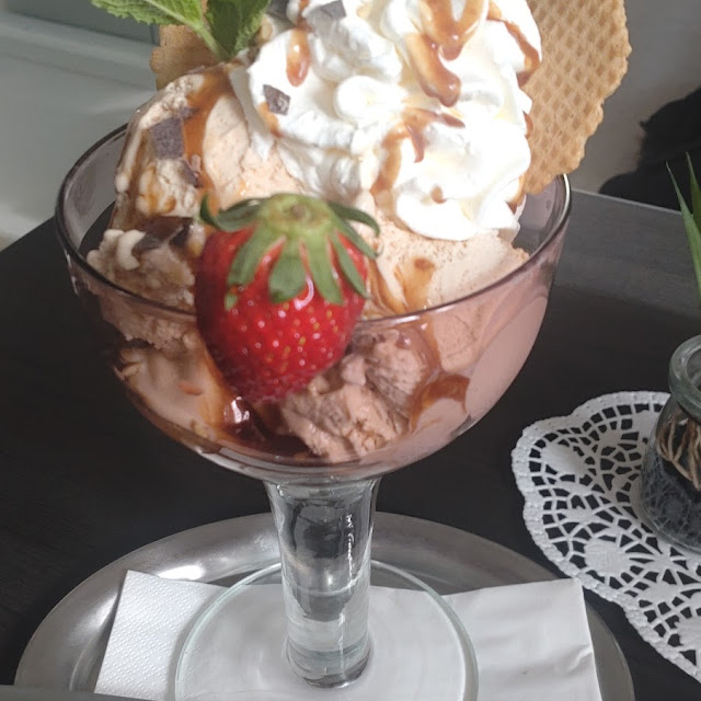 Haselnusseisbecher