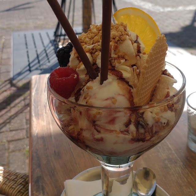 Amarenaeisbecher