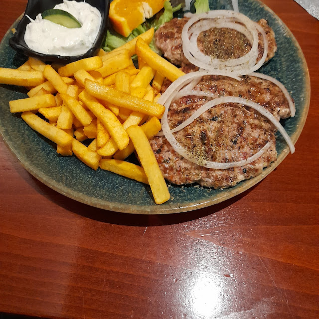 Susuki Mit Pommes Und Zaziki