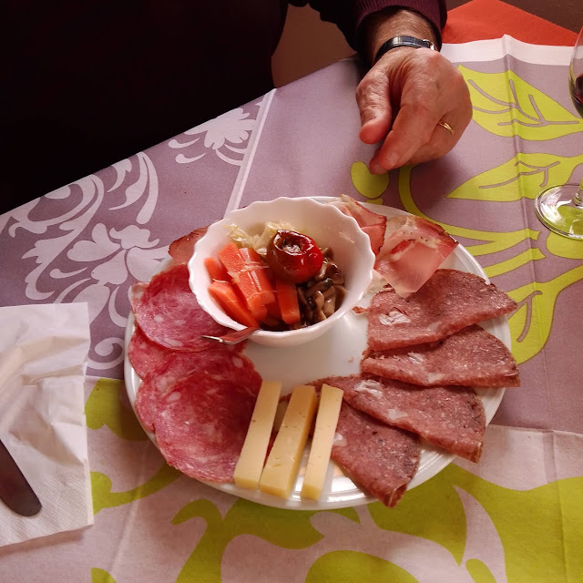 Antipasto Misto Di Affettati Formaggi E Sottoli
