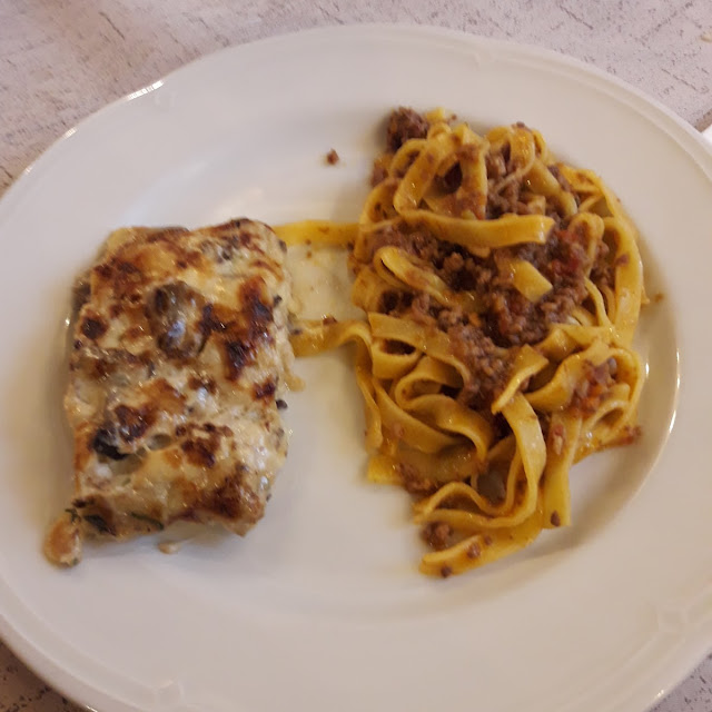 Crespelle Ai Funghi E Tagliatelle Al Ragù Di Asino