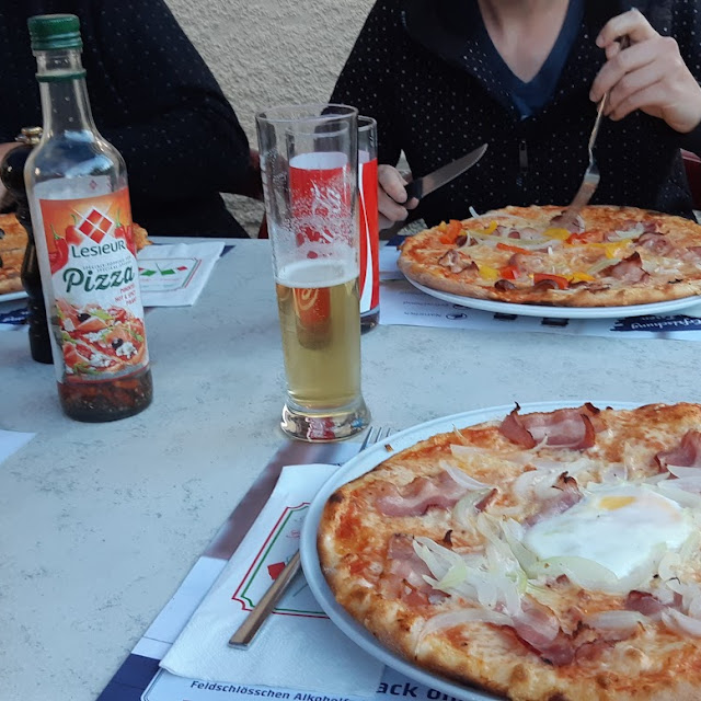 Pizza Mit Speck Zwiebeln Und Ei