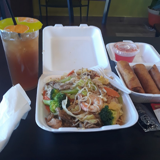 Rice Vermicelli House Special Egg Rolls and Fruit Ice Tea Lychee