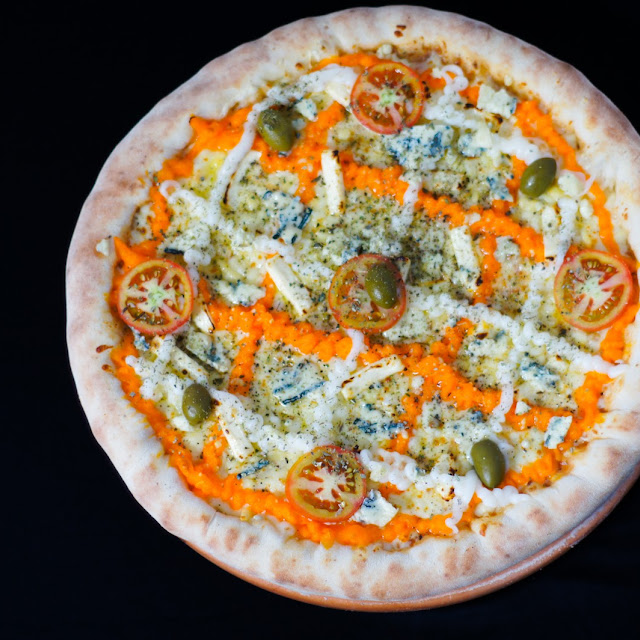 Pizza de Frango Com Requeijão E Calabresa Com Cebola