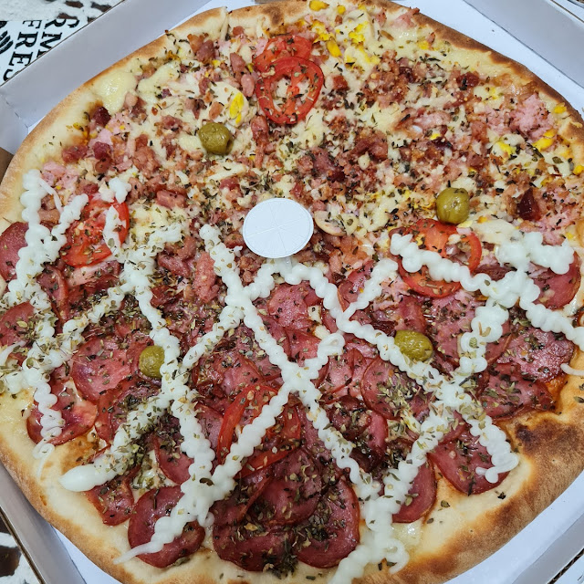 Pizza Calabresa Com Requeijão E Brasileira