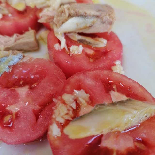 Ensalada de Tomate Lomos de Atún Y Capellá