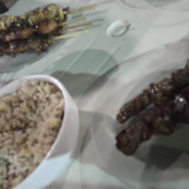 Espetinho de Carne Com Baião