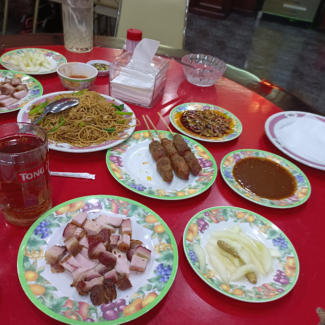 Siobak Sate Babi Mie Goreng
