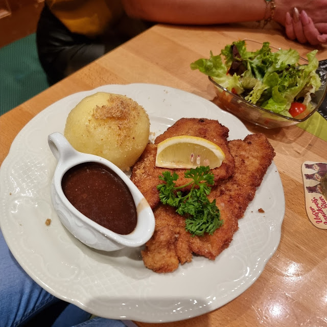 Schnitzel Mit Rahmegerlingen Pommes Und Salat