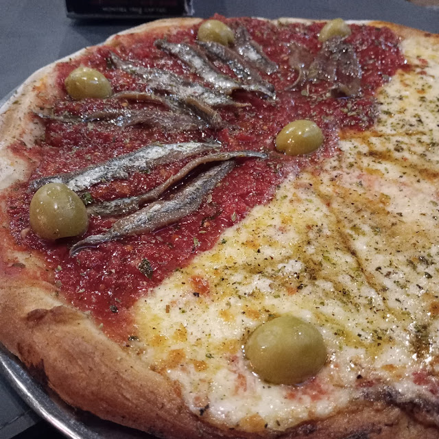 Mitad Anchoas Mitad Muzza