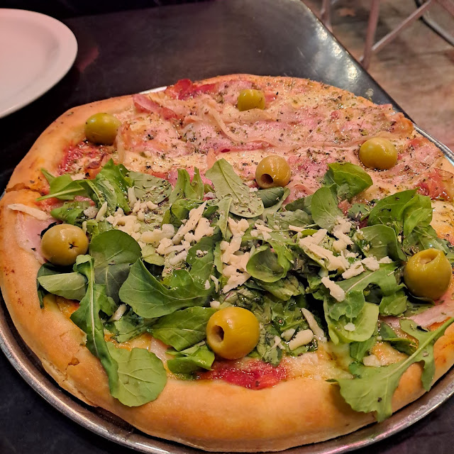 Pizza Mitad Jamón Crudo Y Rucula Y Mitad Panceta