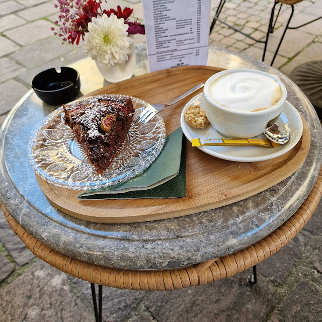 Cappuccino Mit Einem Sehr Leckeren Selbst Gebacken Kuchen Kann Ich Nur Weiterempfehlen
