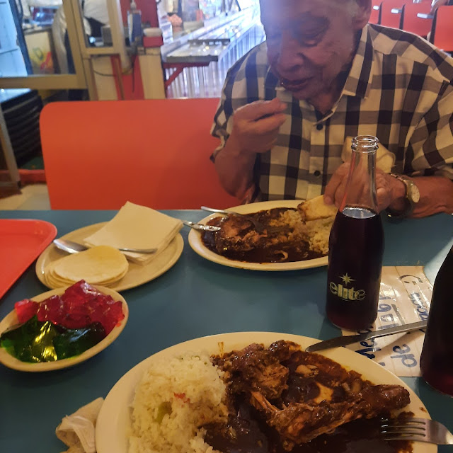 Pollo En Mole Con Arroz