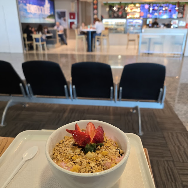 Yogurt Con Frutas Y Granola
