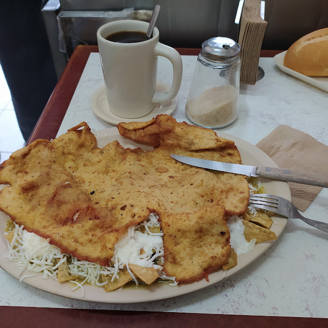 Chilaquiles Verdes Con Pechuga Empanizada