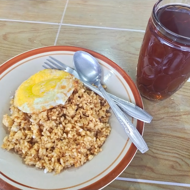 Nasi Goreng Dan Teh Hangat