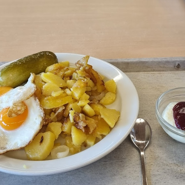 Bratkartoffeln Mit Ei Und Gurke