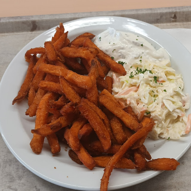 Süßkartoffel-pommes Coleslaw Und Kräuterquark