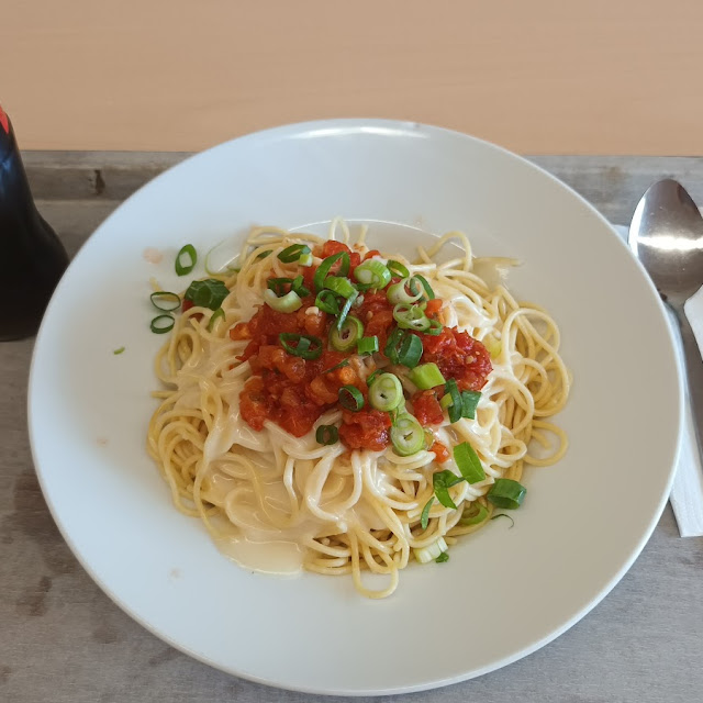 Spaghetti Mit Zitronensauce Marinierten Tomaten Und Zwiebellauch