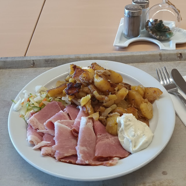 Sweinebratenaufschnitt Bratkartoffeln Remoulade & Salatdeko