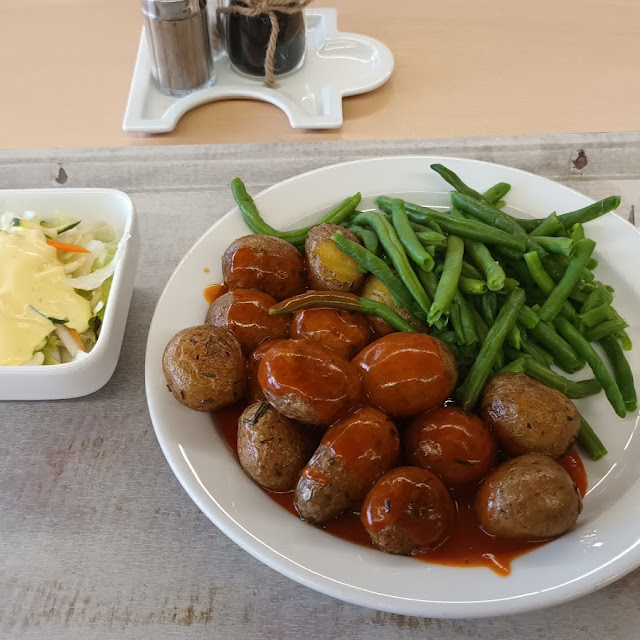 Superlecker Rosmarinkartoffeln Bohnen Tomatensauce Und Kl Salat