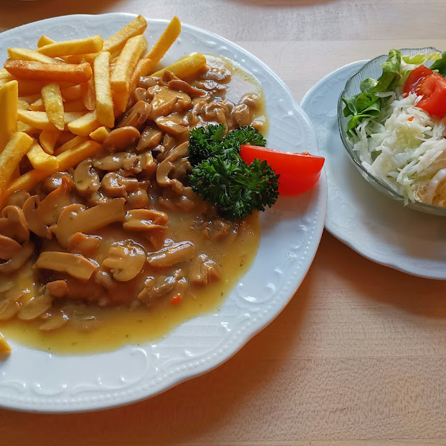 Jägerschnitzel Mit Pommes Und Salat