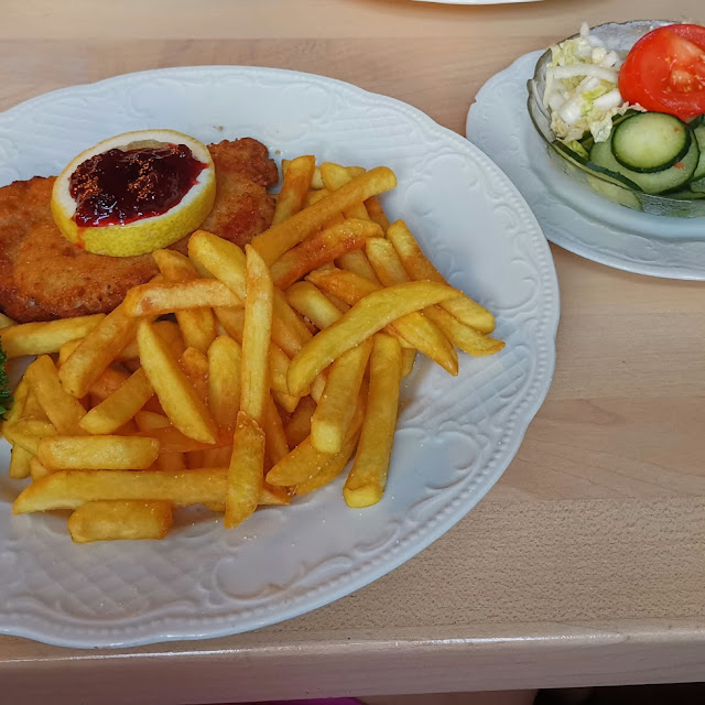 Schnitzel Cordon Bleu Mit Pommes Und Salat