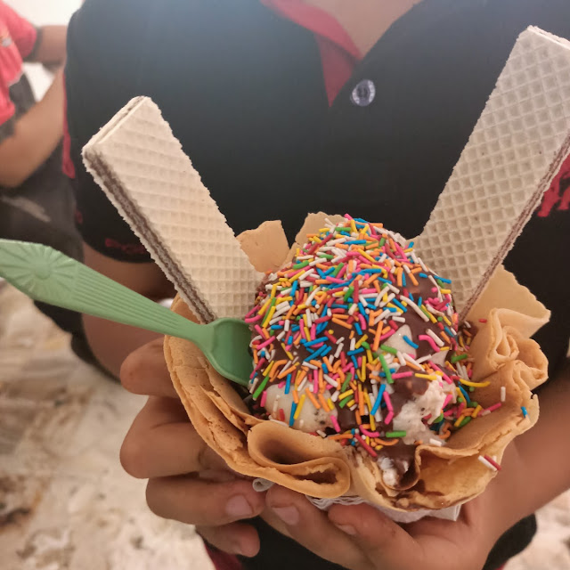 Helado de Frutos Secos Y Pastel de Chocolate Con Chocolate Y Granola