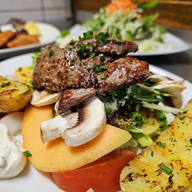 Entenbäck- Salat Mit Gegrillten Rinderscheiben Melonenscheiben Und Joghurt-senfdressing