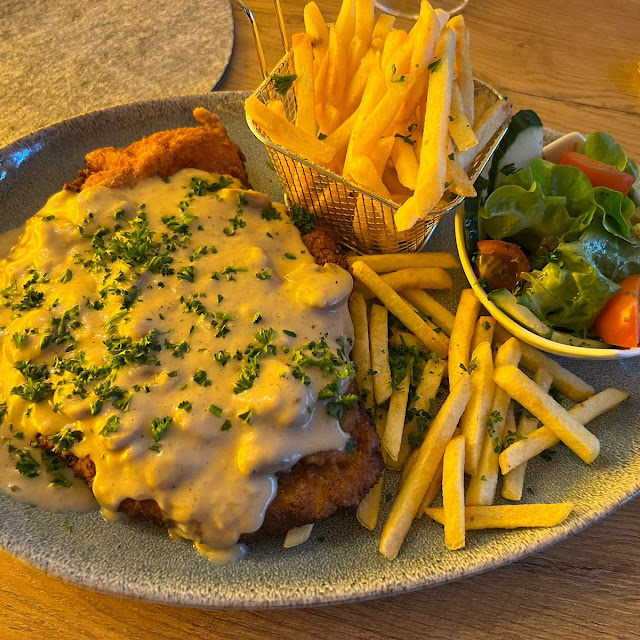 Panado de Porco Com Batatas Fritas E Cerveja