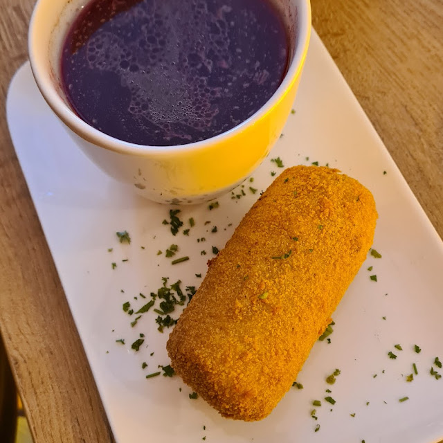 Rote Beetesuppe Mit Fleischkrokett