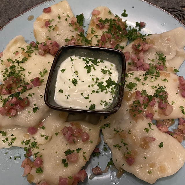 Piroggen Mit Speck Und Saurer Sahne