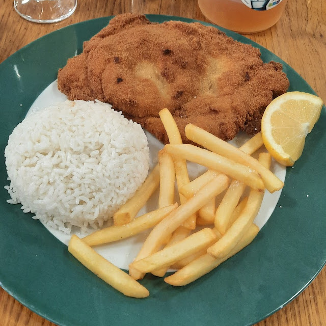 Chuleta Valluna de Cerdo Con Srroz Y Patatas Fritas