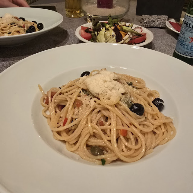 Spaghetti Mit Sardellen Kapern Und Oliven